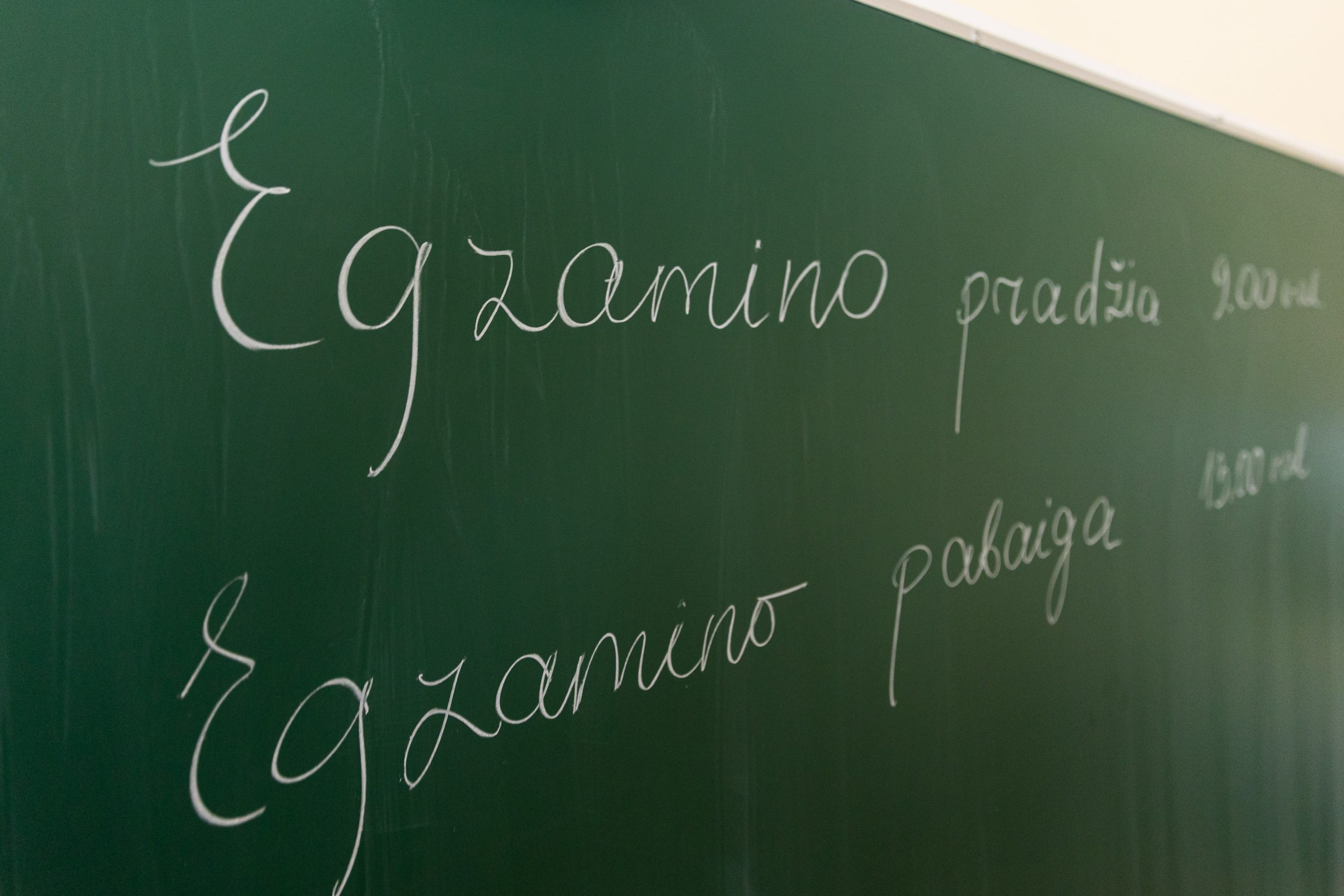 Nuo 2026 m. laikinai bus sumažinta egzaminų išlaikymo kartelė – Kas vyksta Kaune